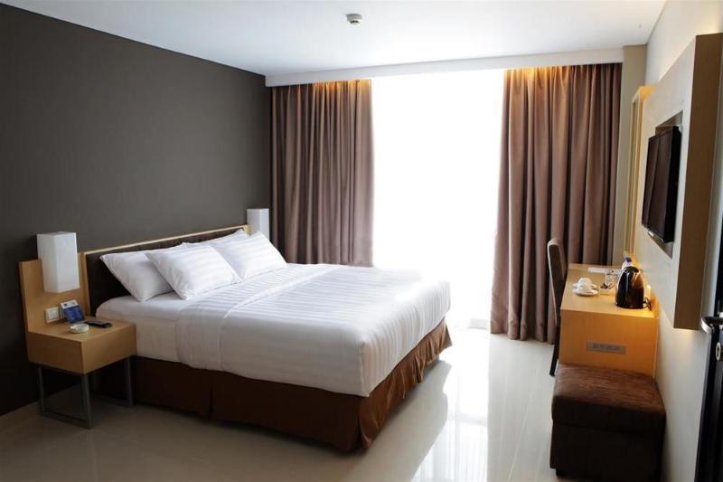 Maestro Hotel Kota Baru Pontianak Extérieur photo